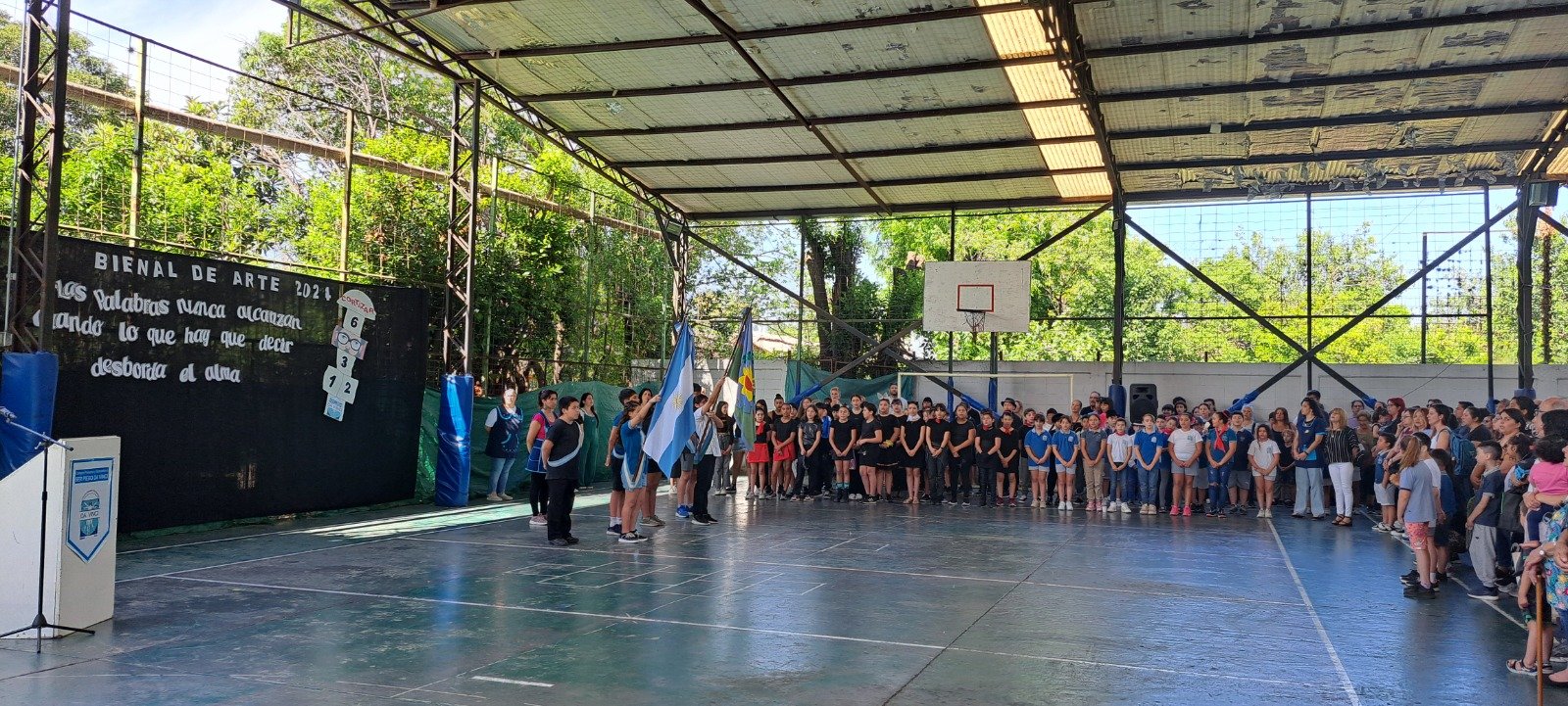 Acto escolar durante la Bienal de Arte en el playón del colegio